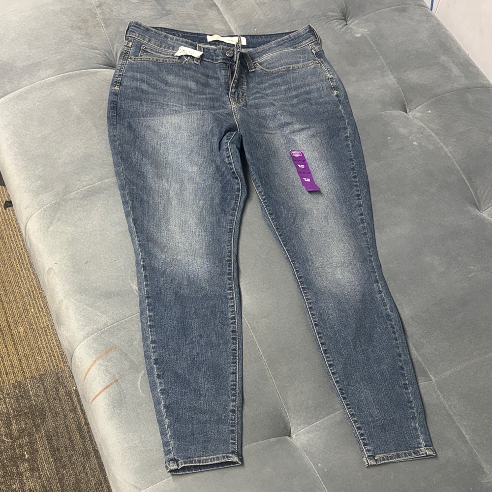 NWOT Classic Blue Women's Mid Rise Skinny Jeans